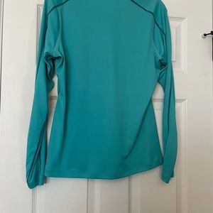 Turquoise Columbia Top. Great for runner. Used but looks new.